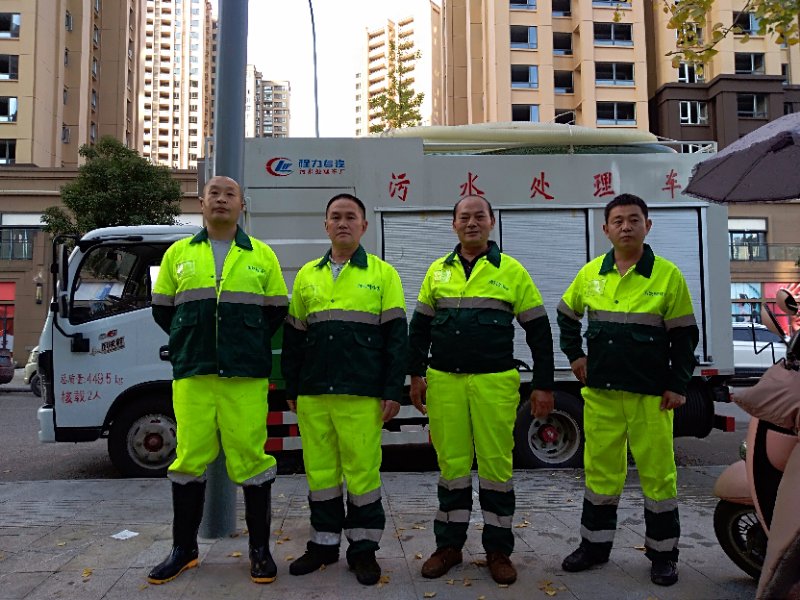 化粪池清掏现场
